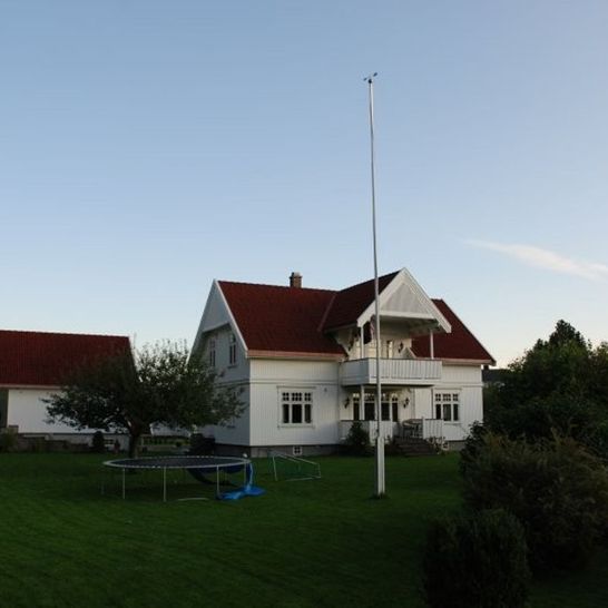 Ombygd av sønn Osmund Jensen i 2003.